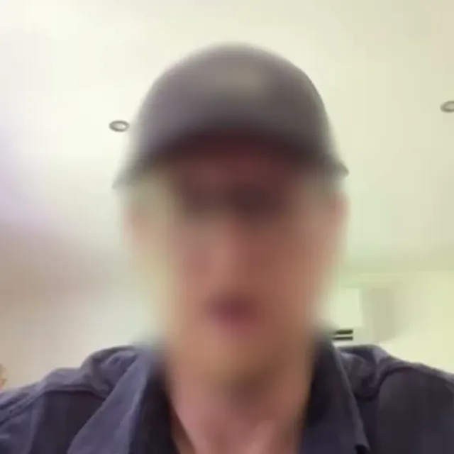 Matt, visage flouté
